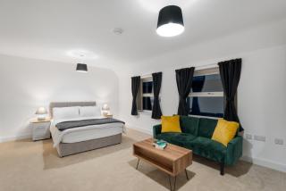 Luxury Huddersfield Apartments & Prime City Centre Location & Opposite Train Station - 2