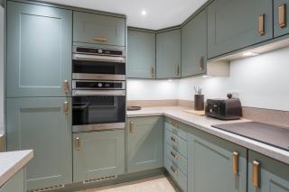 Luxury Huddersfield Apartments & Prime City Centre Location & Opposite Train Station - 5