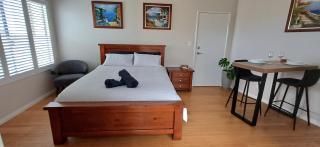 Cosy Haven - Large Studio Apartment - 7