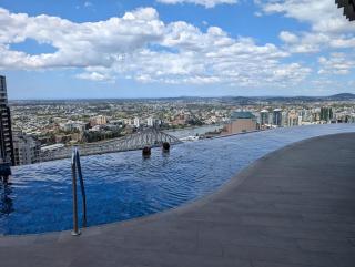 Premium Unit w/ Rooftop Pool in the Heart Brisbane - 6