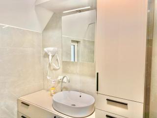 Rooftop Luxury Apartment with Free Parking - 2