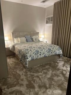 شقة هادئة صممت بألوان مريحة وخصوصية تامة - 1