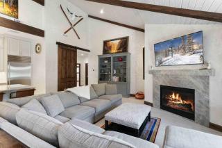 Cozy Ski Condo with Private Hot Tub - 0