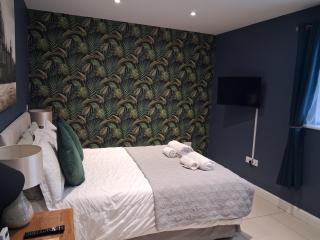 Suite near City, Science Park & Marshalls and close to Riverside walks - 3