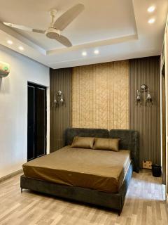 Secure and Elegant 4 Bed House in DHA Phase 4 - 7