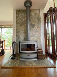 Stunning Retreat, River Frontage & Mountain Views - 9