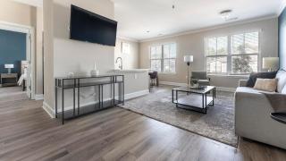 Landing Beautiful 1BD Yoga Studio Gym - 9