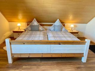 Zwei stilvolle Gästezimmer mit exklusivem Bad - 8