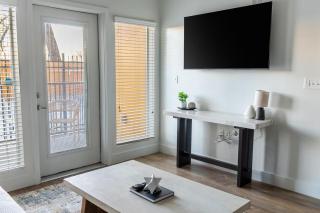 Landing Incredible 1BD Pool Gym - 8