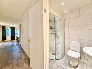 Workers Villa - 8 Beds - 2 Bath - Parking - 2