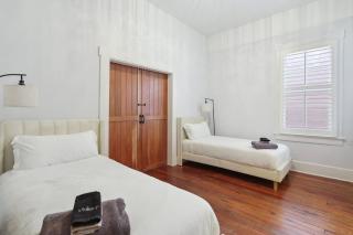 Lovely Victorian Beauty in Heart of Downtown - 1