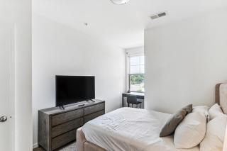 Landing Stunning 1BD Gym Pool - 2
