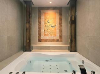 Jihuheon is a traditional Korean hanok accommodation with a jacuzzi and a large yard - 3