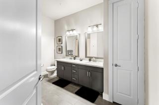 Modern apartment with pool, gym, & patio pet-friendly - 4