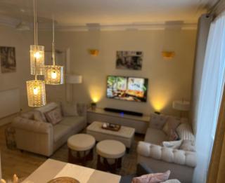 Ashley House Contemporary 4 Bedroom Stay for 13 - 5