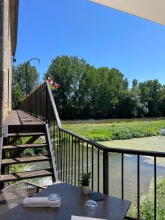 Nature Escape Charming Riverside House - 1