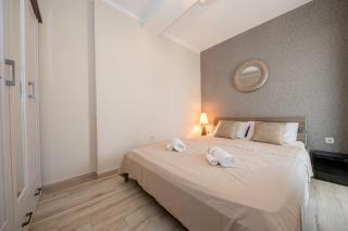 Apartments by the Beach with Pool and Lounge Beds - Miral Apartments - 9