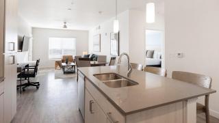 Landing Chic 2BD Pool Clubhouse - 1