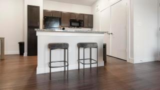 Landing Modern 1BD Gym Pool - 5