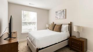 Landing Incredible 1BD Pool Courtyard - 1