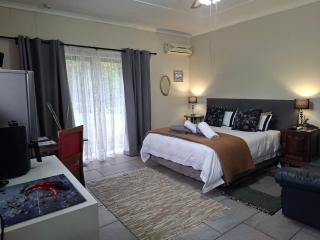 1-On-Scott Garden Suites - 0