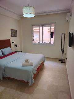 Modern City Centre Apartment with Balcony - 4