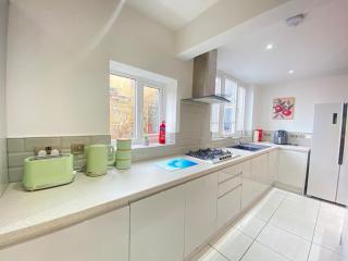 4BR house sleeps7 close to UHW driveway parking - Cardiff - 6