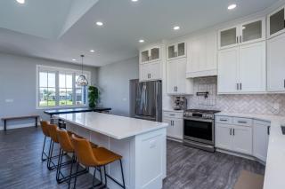 Spacious Modern Retreat Sleeps 8 - 5