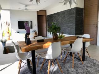 Golden Fish Villa - Tropical Modern Living - 9