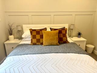 Holly Lodge - 2 x Kingsize bedrooms with private entrance and free parking-new shower room - 8