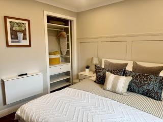 Holly Lodge - 2 x Kingsize bedrooms with private entrance and free parking-new shower room - 4