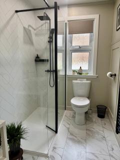 Holly Lodge - 2 x Kingsize bedrooms with private entrance and free parking-new shower room - 1