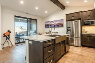 Mammoth Refuge Rustic Creekhouse Retreat - 2