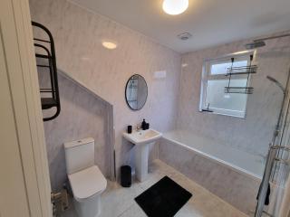 Spacious 4-Bed Contractor Home Leeds - 6