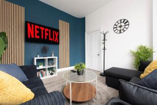Comfort Meets Style, 4-Bedroom Home with All Essentials, Tottenham, Free Parking, Sleeps 12! Contractor & Group Friendly! - 0
