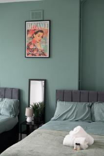 Comfort Meets Style, 4-Bedroom Home with All Essentials, Tottenham, Free Parking, Sleeps 12! Contractor & Group Friendly! - 7