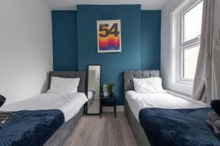 Comfort Meets Style, 4-Bedroom Home with All Essentials, Tottenham, Free Parking, Sleeps 12! Contractor & Group Friendly! - 6