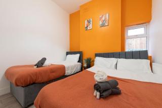 Comfort Meets Style, 4-Bedroom Home with All Essentials, Tottenham, Free Parking, Sleeps 12! Contractor & Group Friendly! - 5