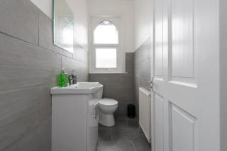 Comfort Meets Style, 4-Bedroom Home with All Essentials, Tottenham, Free Parking, Sleeps 12! Contractor & Group Friendly! - 4