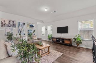 Spacious 3BR 2BA Family Home in Conroe - 8