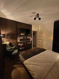 Panoramic top floor retreat with sky city views - 0