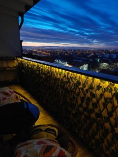 Panoramic top floor retreat with sky city views - 6