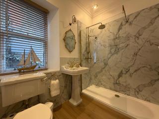 Quiet Luxury Georgian Park View Apartment Central Perth - 2