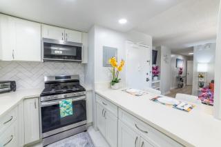 FREE PARKING! Waikiki Beachside- Newly Renovated 2 Bed 2 Bath Condo, 5 Beds, Sleep 8 - 3