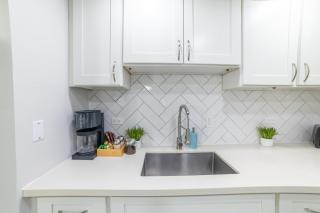 FREE PARKING! Waikiki Beach, Newly Renovated 1 bedroom 1 bathroom, 3 Beds, Sleep 5 - 1