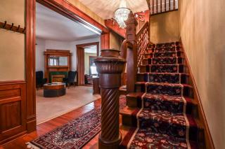 Bricks & Chance Luxury 5 BR home, NEAR Benedictine - 4