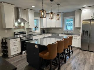 Luxury Downtown Cedar Falls Retreat - Pool Table - Outdoor Dining - Sleeps 12 - 0