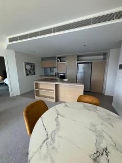 Luxurious Waterfront Living in Docklands Near Marvel Stadium - 6
