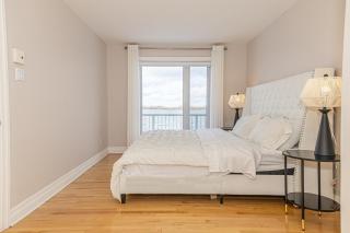 Unique Waterfront House 4 BDRs, Near MTL, Fishing - 3