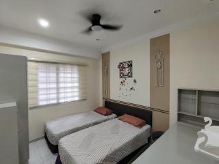 bdr sg long forest green cond 3bedroom 6pax - 8